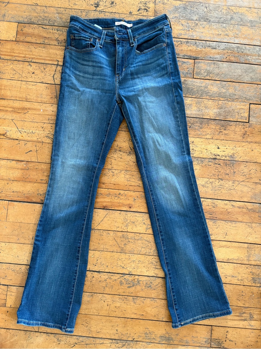 Levi’s 725 High Rise Bootcut Jeans
